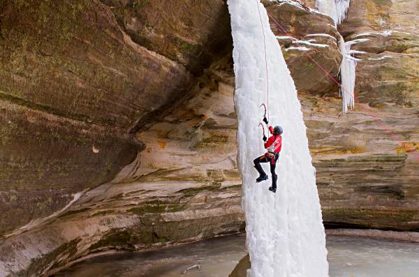 Personne escaladant une cascade de glace