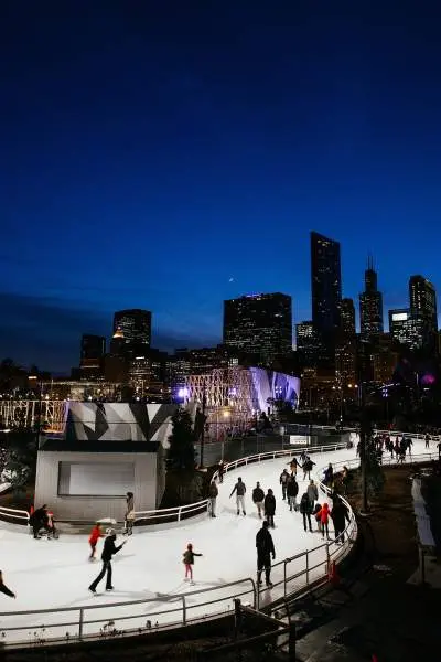 Personnes patinant sur une piste 