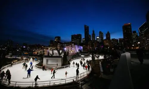 Personnes patinant sur une piste 