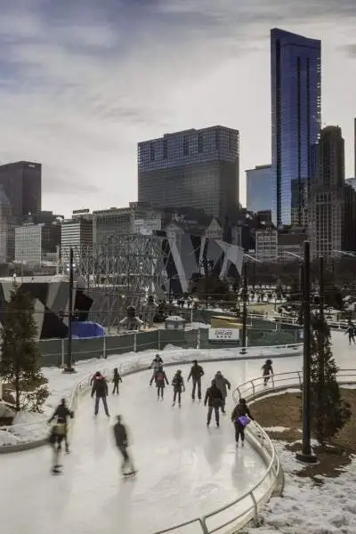 Personnes faisant du patin à glace dans un parc de Chicago