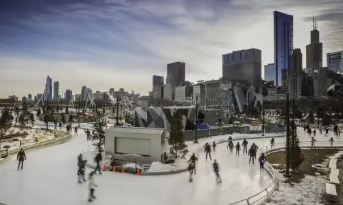 Personnes faisant du patin à glace dans un parc de Chicago