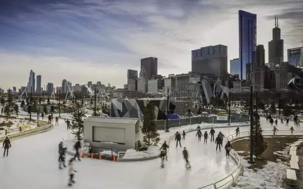 Personnes faisant du patin à glace dans un parc de Chicago
