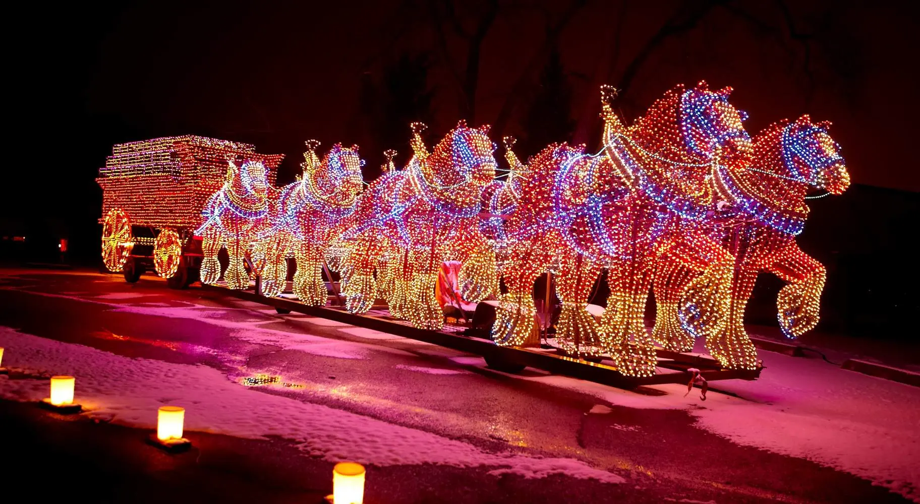 Exposition de Noël recouverte de lumières