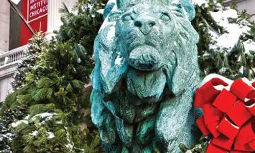 Les statues de bronze à tête de lion de l'Art Institute of Chicago sont ornées de couronnes de Noël à feuilles persistantes.