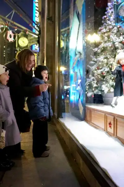 Femme et enfants regardant la vitrine à l'extérieur