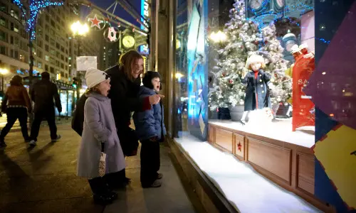 Femme et enfants regardant la vitrine à l'extérieur