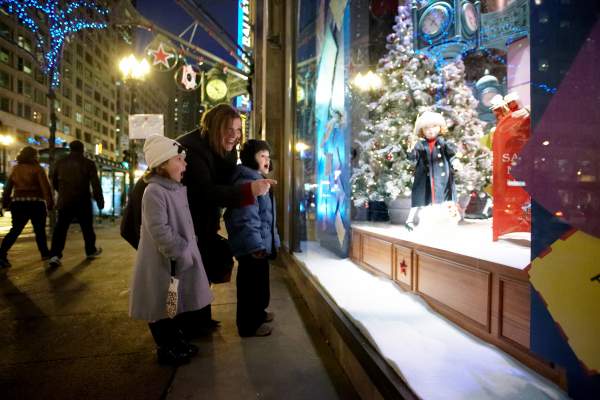 Femme et enfants regardant la vitrine à l'extérieur