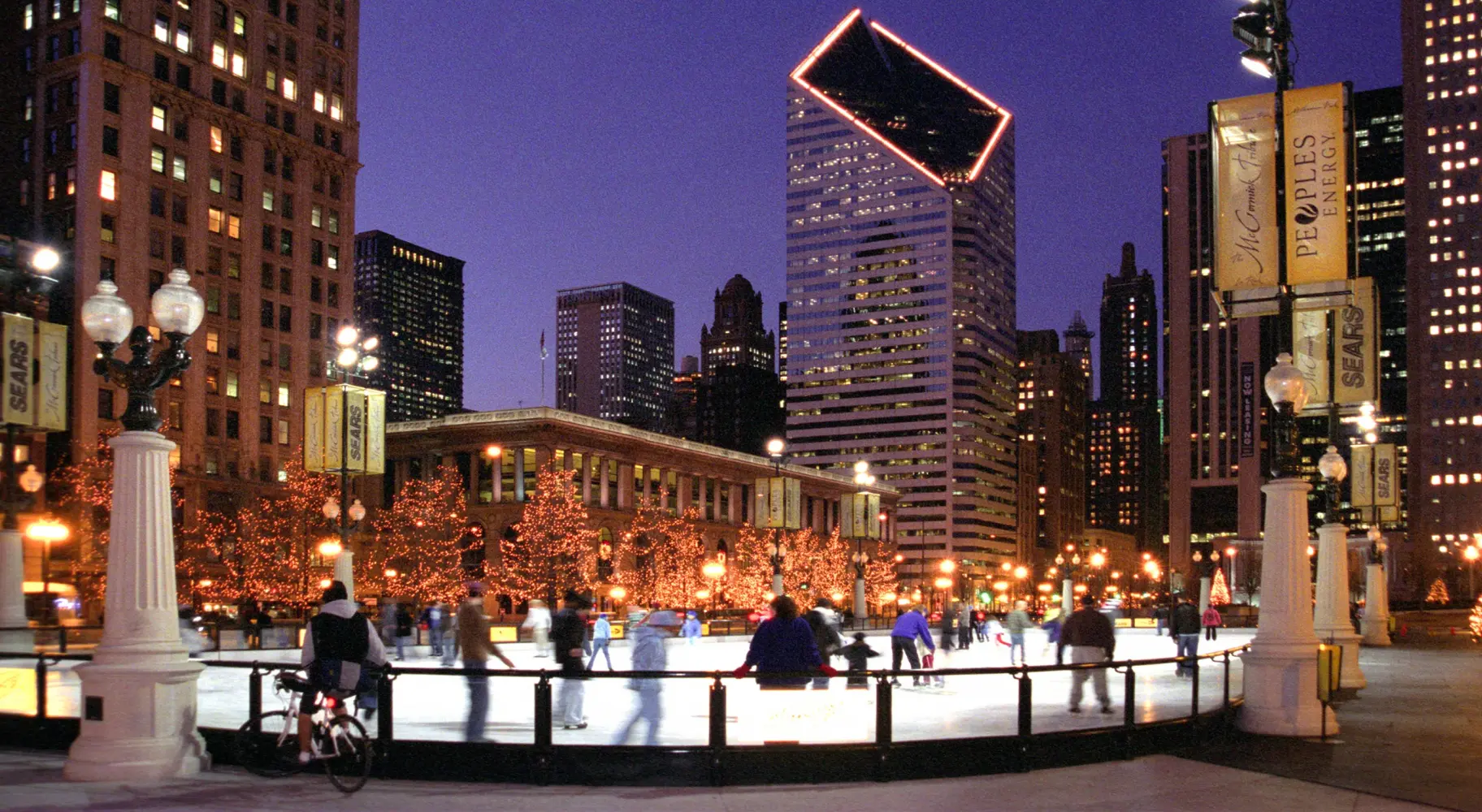 Personnes patinant de nuit