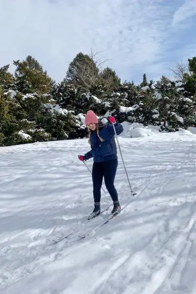 Deux personnes en train de skier 