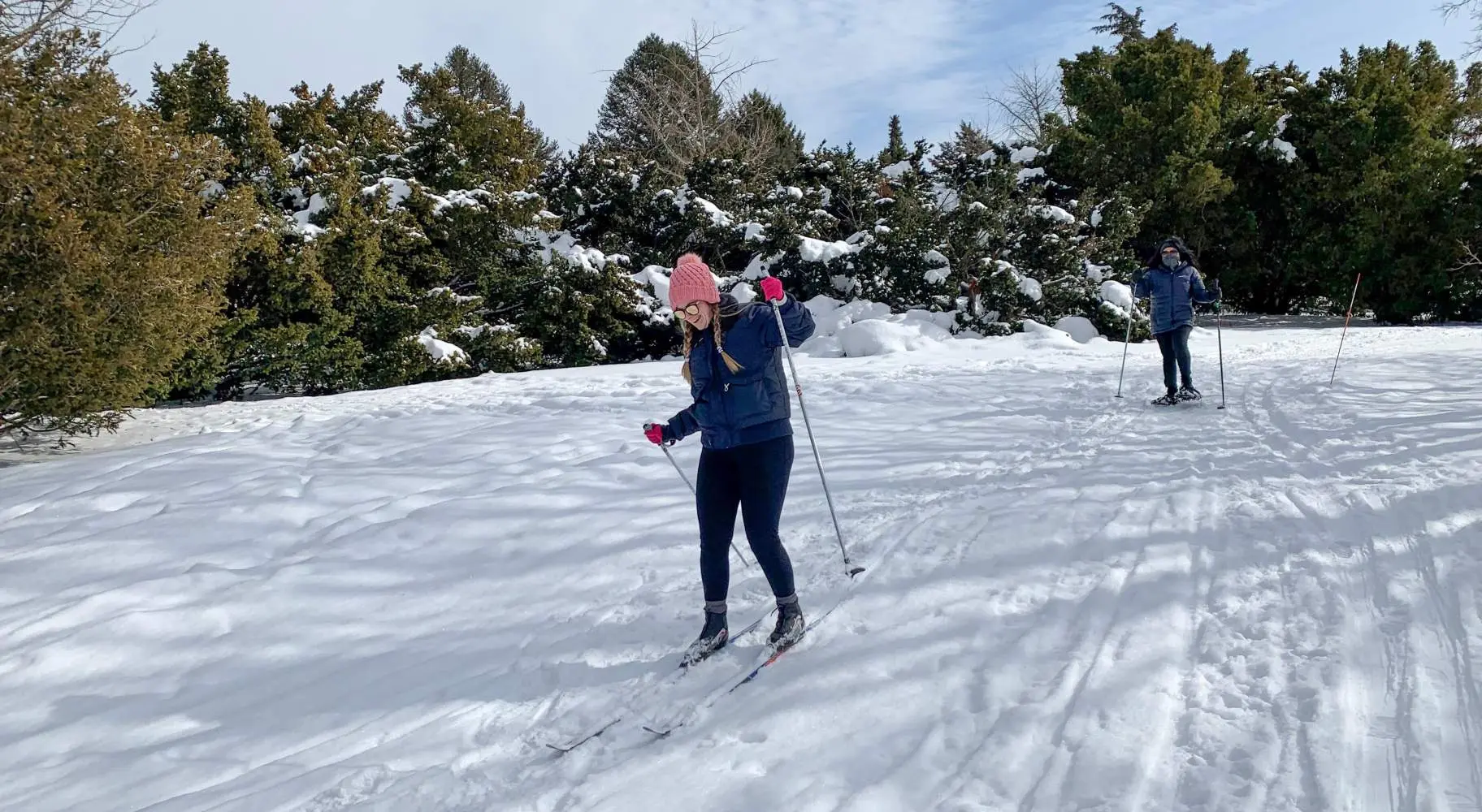 Deux personnes en train de skier 