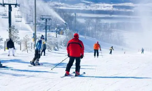 Skieurs descendant la montagne Chesnut