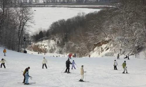 Les gens font du ski à Chestnut Mountain