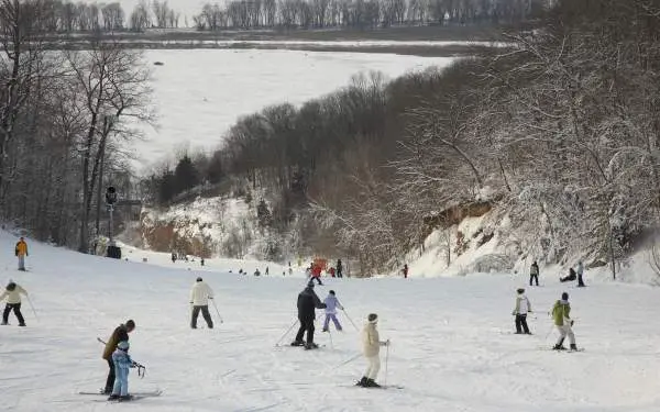 Les gens font du ski à Chestnut Mountain