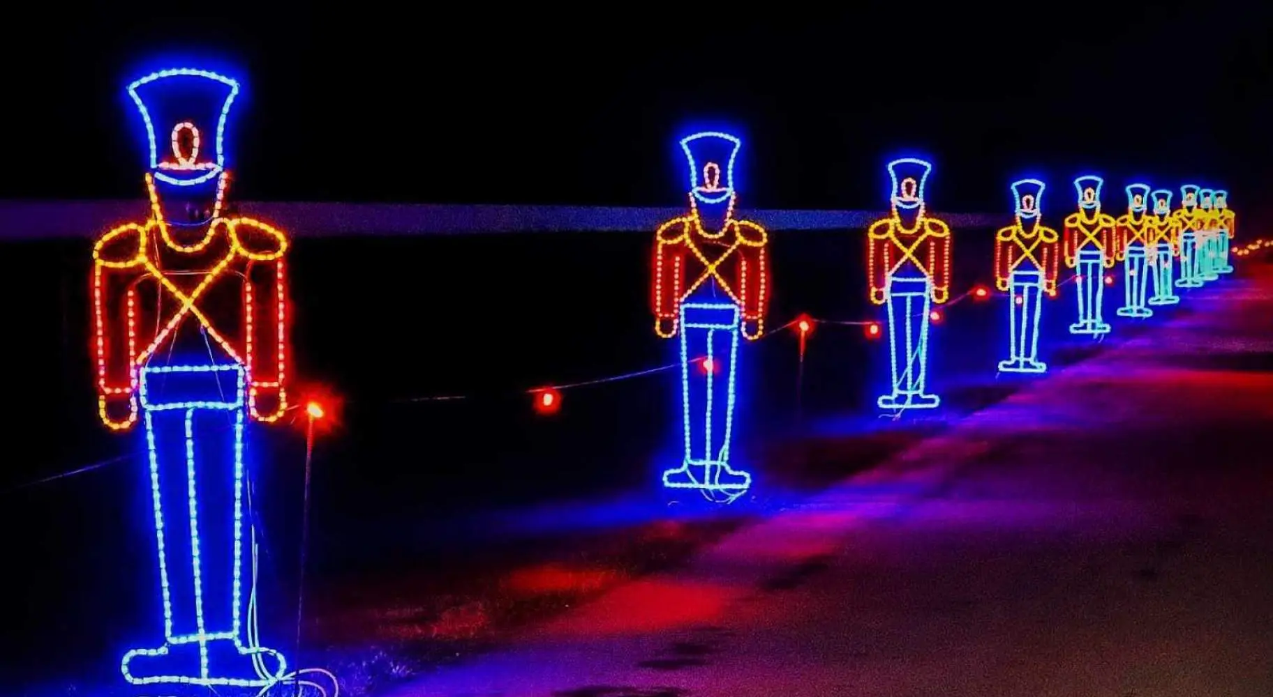 Une rangée de soldats de Noël illuminés 
