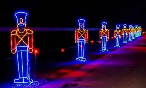 Une rangée de soldats de Noël illuminés 