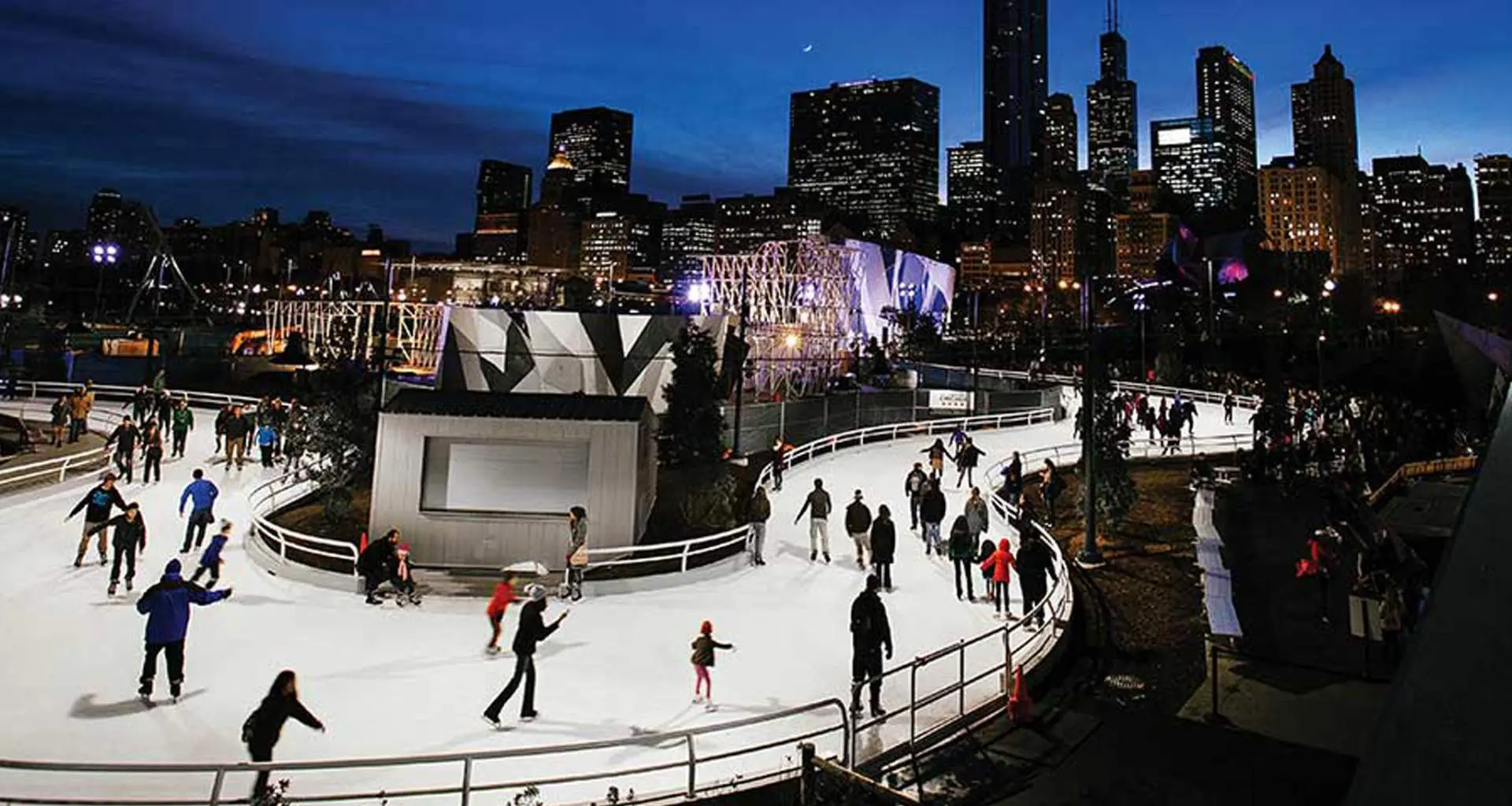 Des gens patinent sur le ruban