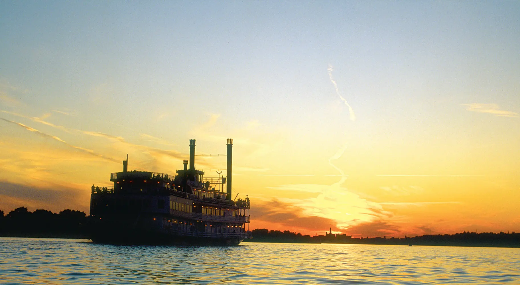 Lever de soleil avec un bateau sur une rivière