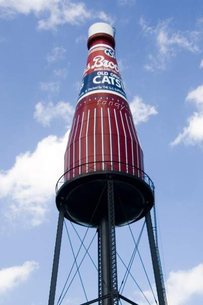 La bouteille géante de Catsup Brooks sur fond de ciel bleu à Collinsville