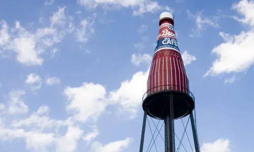 La bouteille géante de ketchup de marque Brooks sur fond de ciel bleu à Collinsville