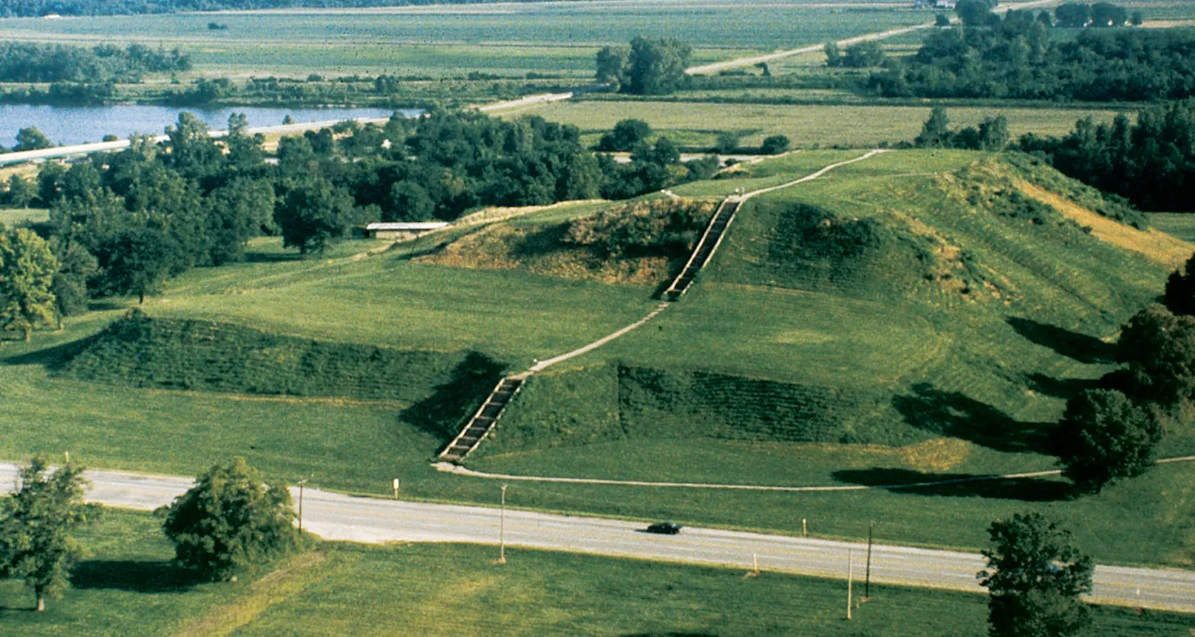 Champs verts du site historique national des Cahokia Mounds 