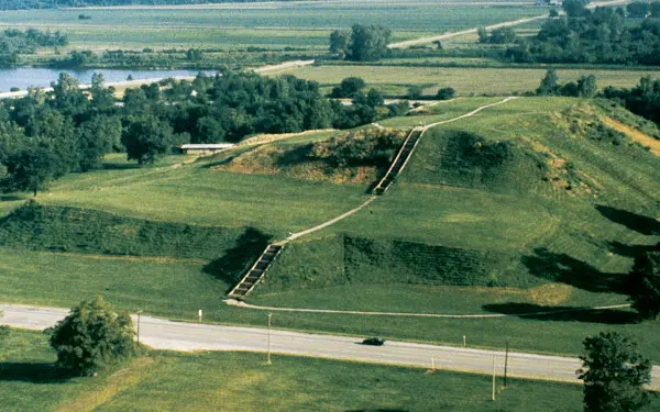 Champs verts du site historique national des Cahokia Mounds 