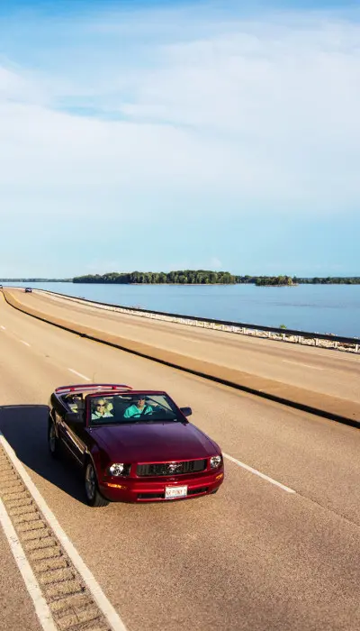 Voitures circulant sur la Great River Road.