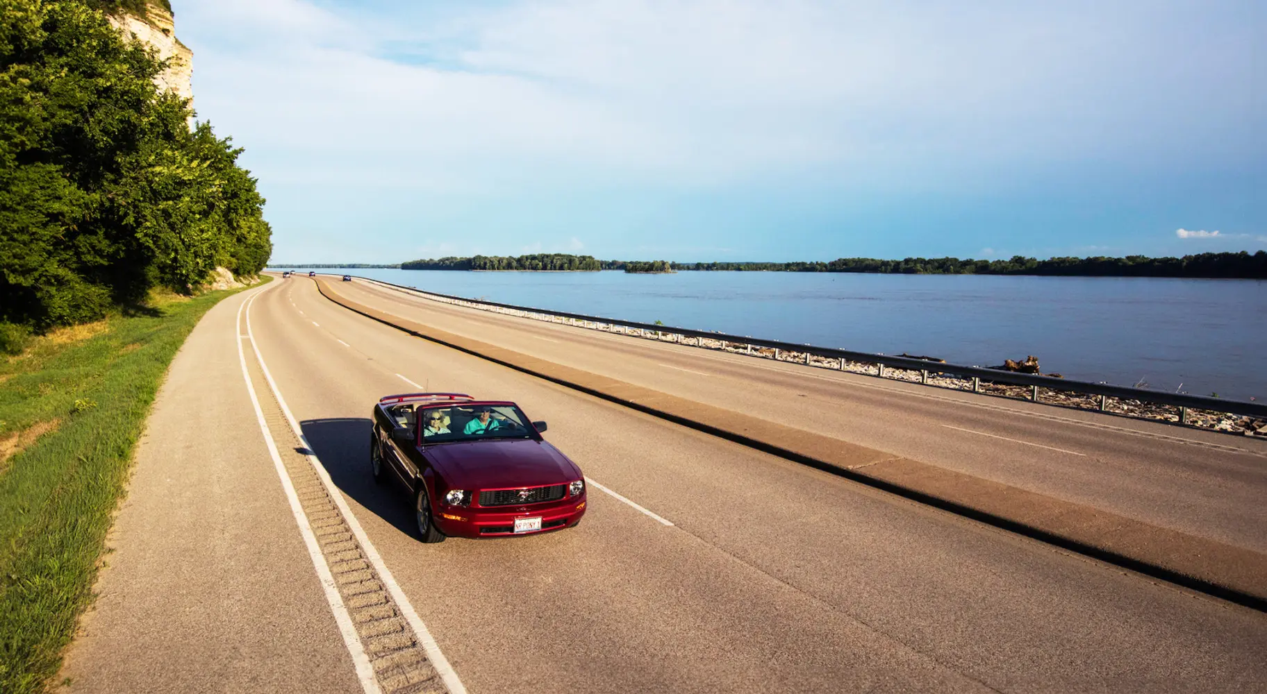 Voitures circulant sur la Great River Road.