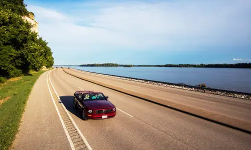 Voitures circulant sur la Great River Road.