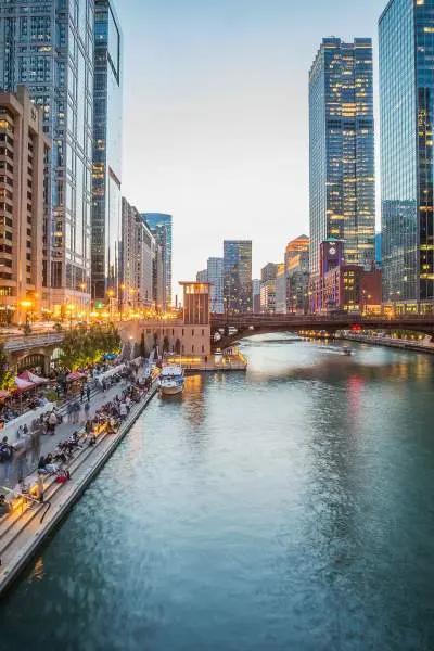 Une ville avec de grands bâtiments et une rivière qui la traverse