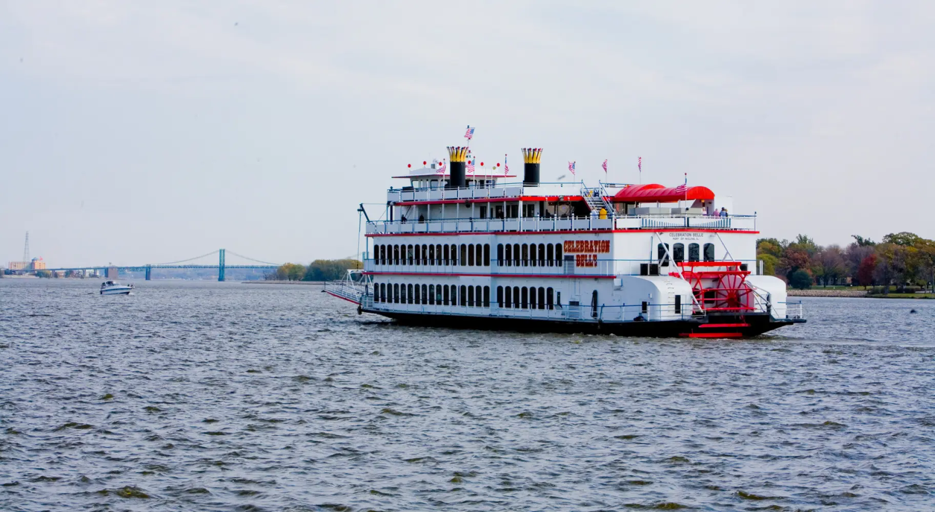 Un bateau sur l'eau