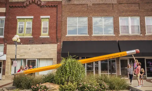 Grande attraction de crayons avec des familles autour.