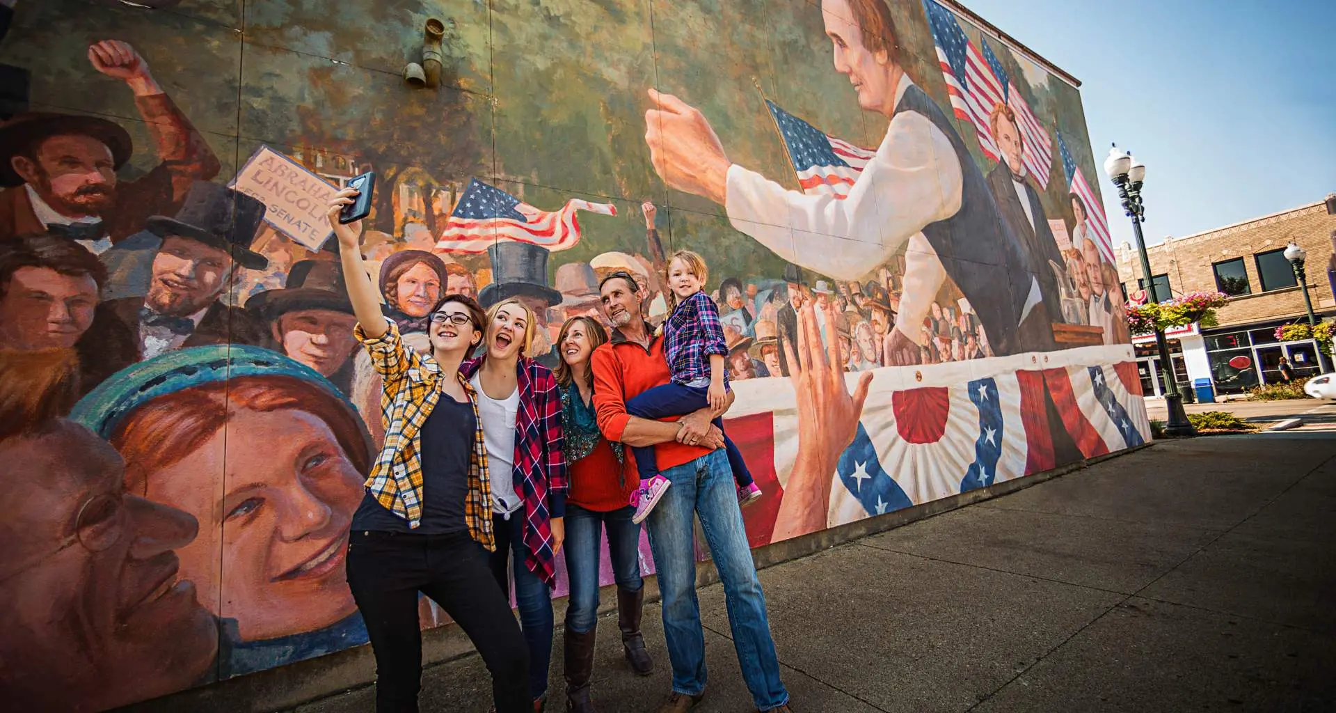 Famille prenant un selfie devant une peinture murale à Ottawa