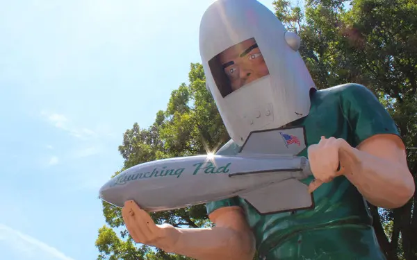 Une grande statue géante des Gémeaux