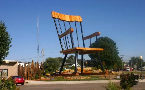 Un gigantesque rocking-chair en casey sur fond de ciel bleu