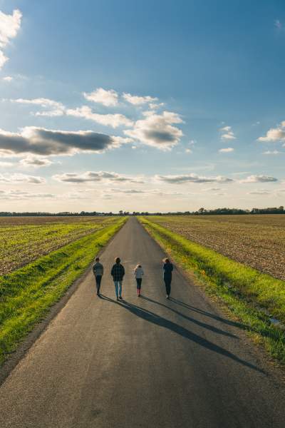 La famille de Craig Hensel se promène sur une route de campagne au Great Pumpkin Patch, dans l'Illinois. 