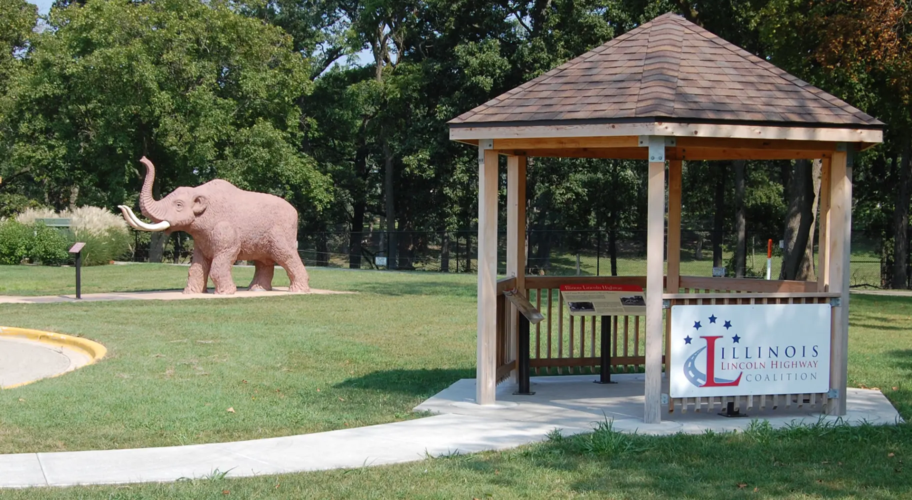 Un pavillon avec une statue d'éléphant en arrière-plan