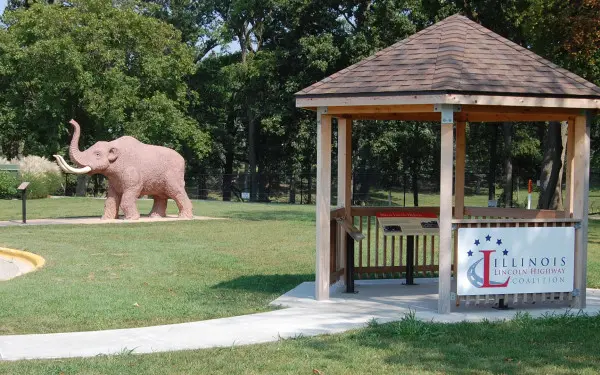 Un pavillon avec une statue d'éléphant en arrière-plan 