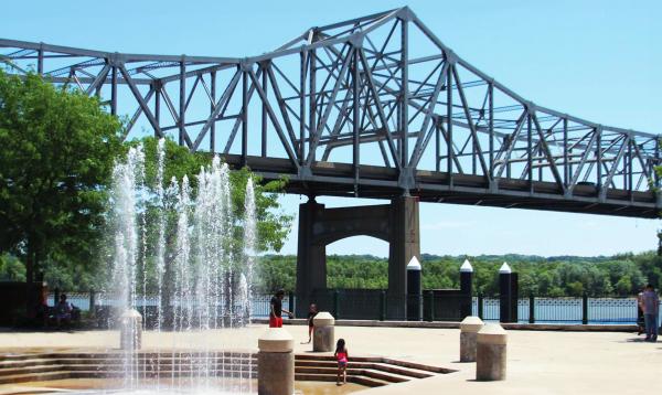 Une fontaine devant un pont traversant la rivière Illinois à Peoria