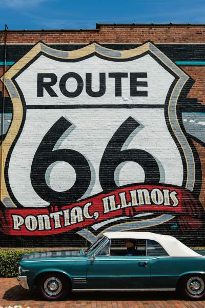 Murale de la Route 66 avec une voiture Pontiac à l'avant.