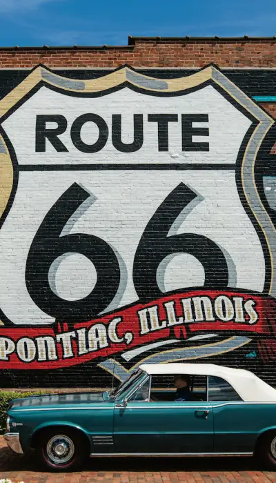 Murale de la Route 66 avec une voiture Pontiac à l'avant.