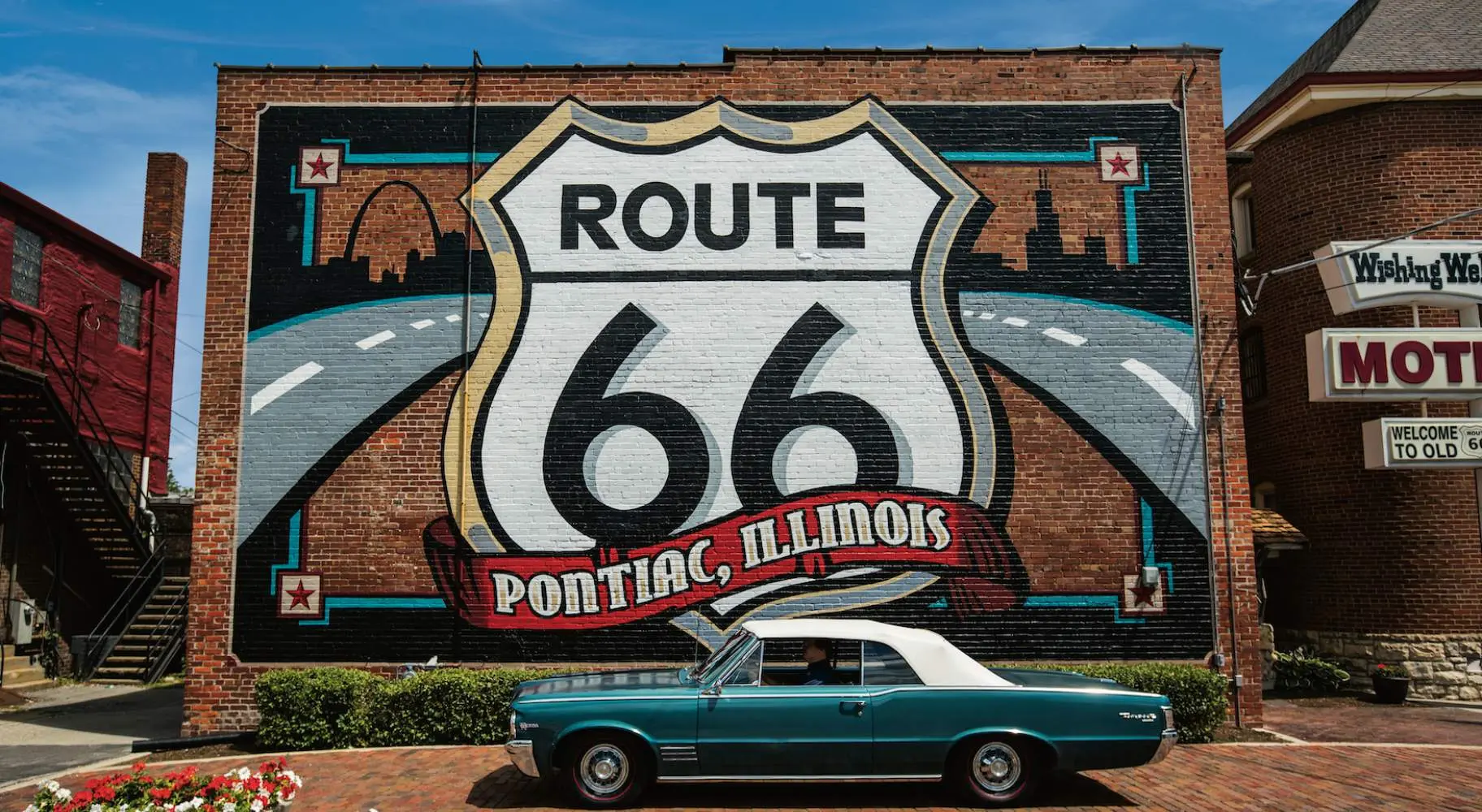 Peinture murale de la Route 66 avec une voiture Pontiac devant.