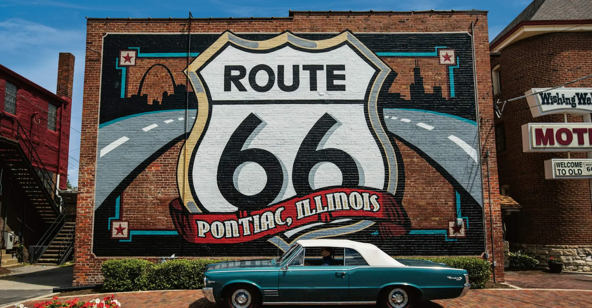Peinture murale de la Route 66 avec une voiture Pontiac devant.