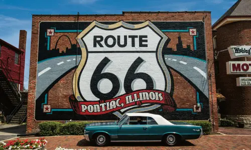 Peinture murale de la Route 66 avec une voiture Pontiac devant.