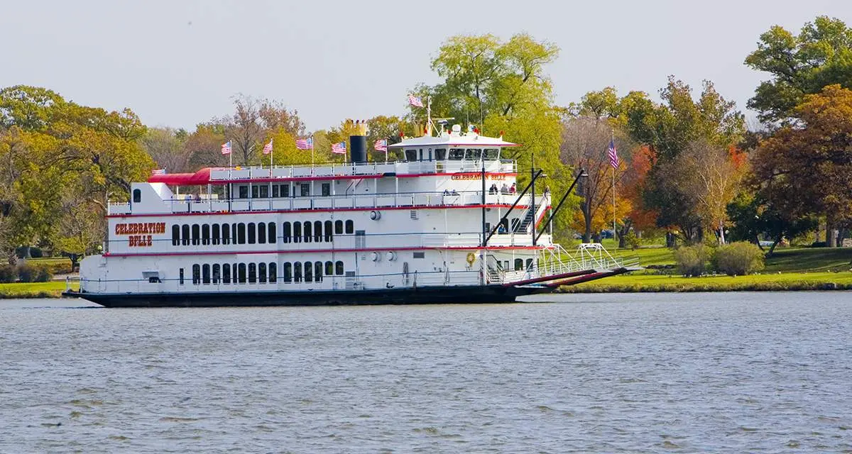 Bateau de croisière sur la rivière
