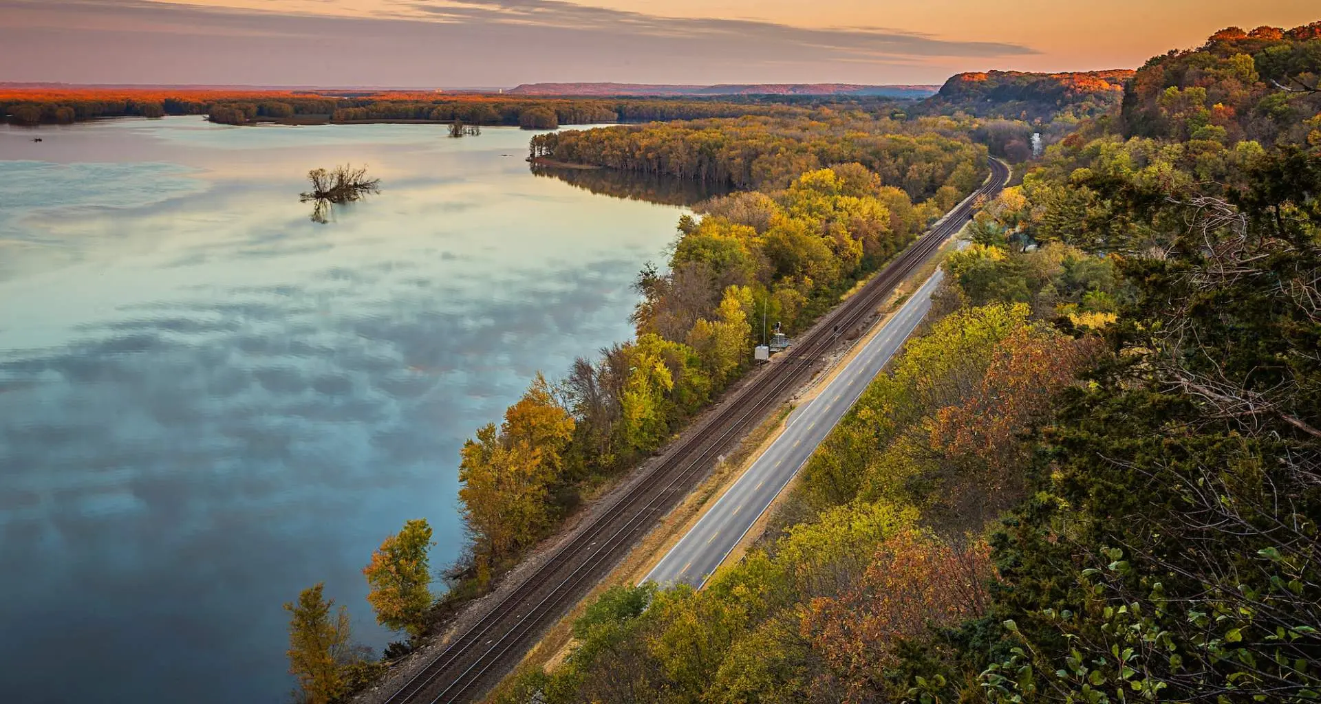 Une route le long d'une rivière