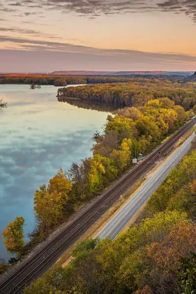 Une route le long d'une rivière