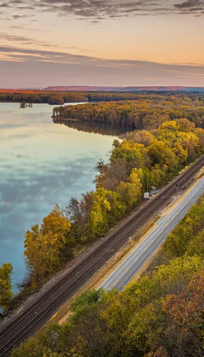 Une route le long d'une rivière