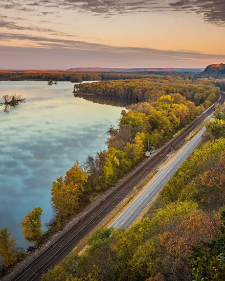 Une route le long d'une rivière