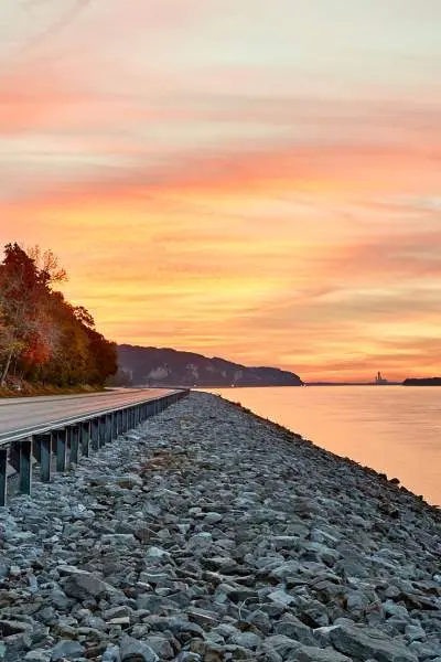 Une route le long de l'eau