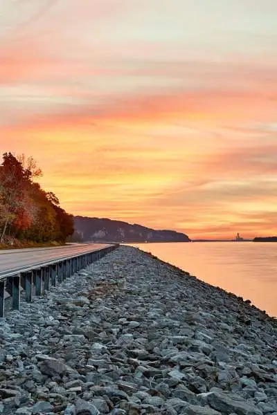 Une route le long de l'eau